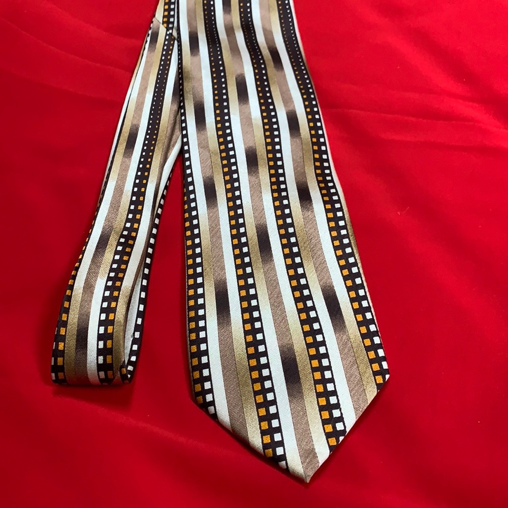 Hermoso NY silk tie.